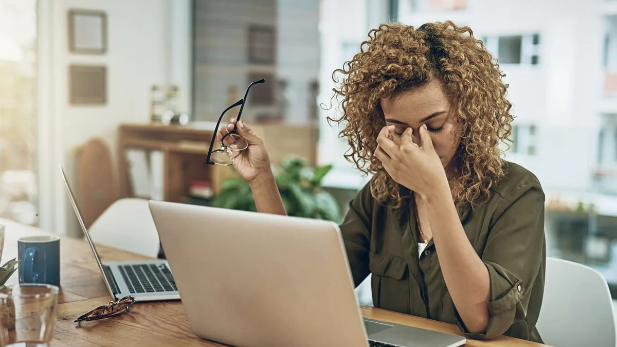 Eine gestresste Frau vor ihrem Computer