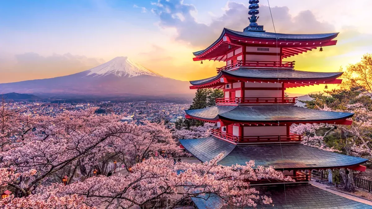 Japanische Pagode und der Fuji im Frühling